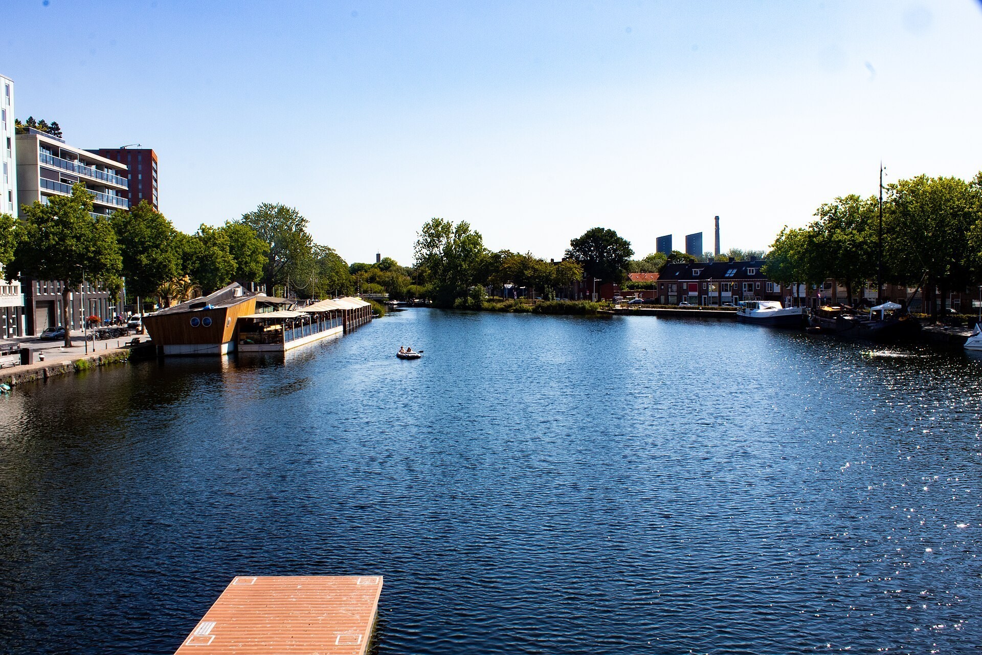 Zonnig uitzicht over de Piushaven in Tilburg
