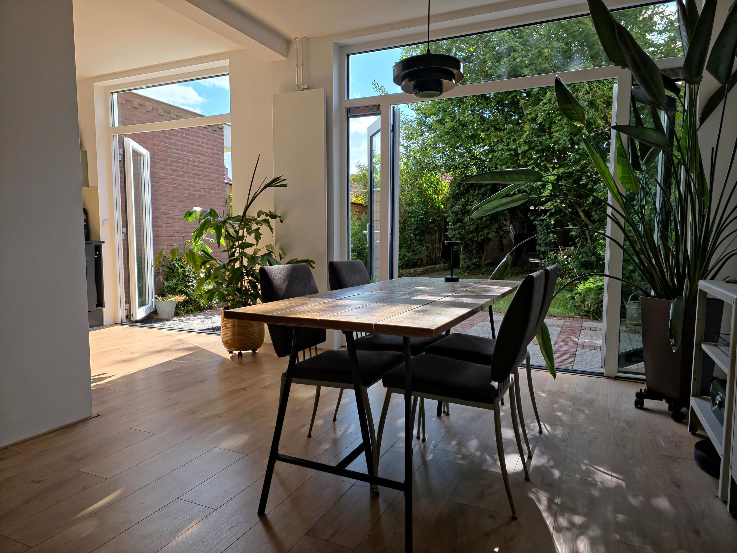 Eettafel aan de volledig geopende tuindeuren