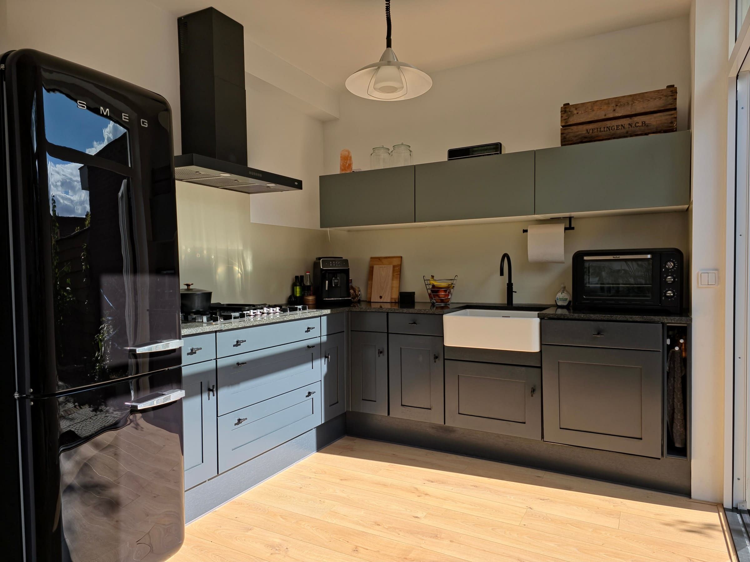Frontaal overzicht van de complete keuken