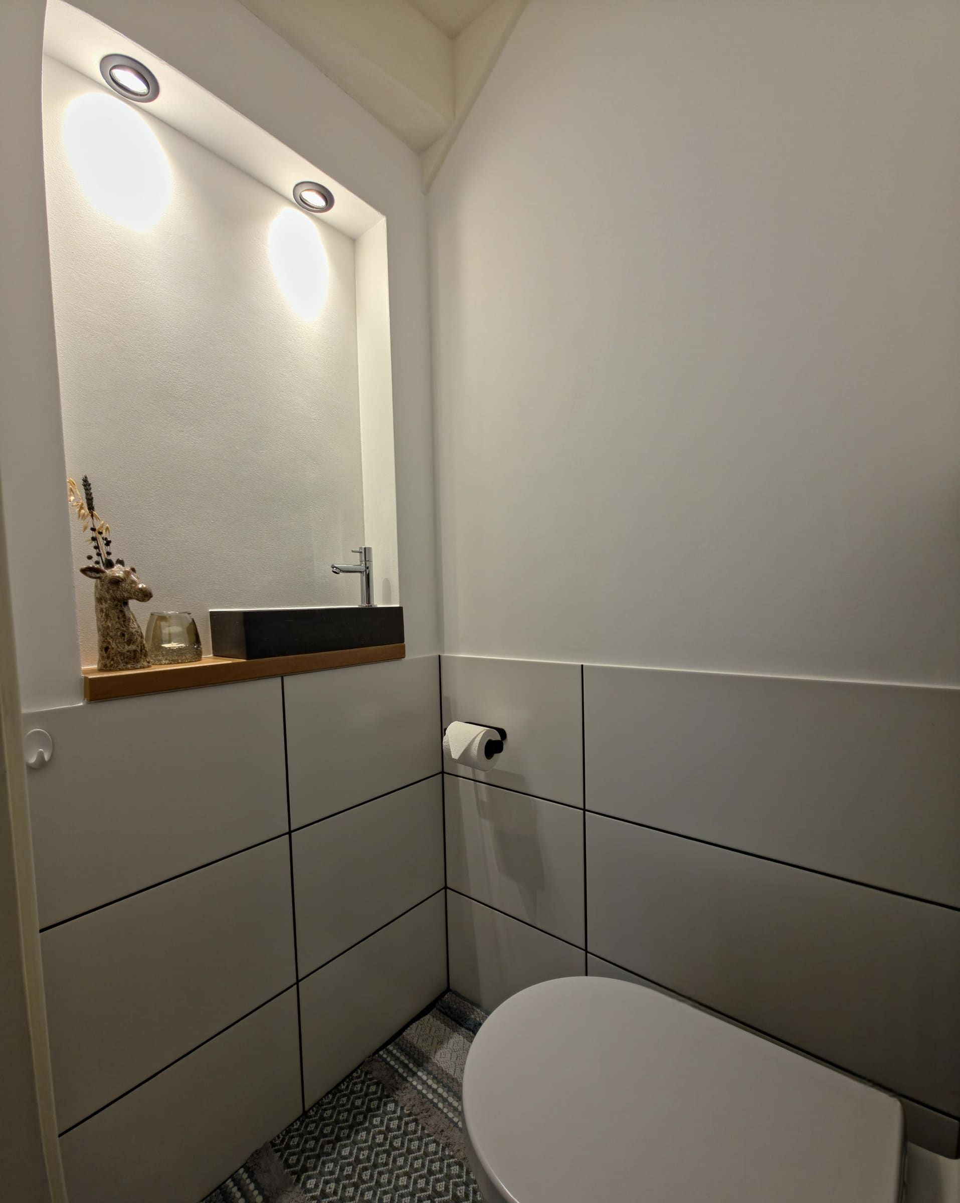 Separaat toilet met rustige moderne afwerking