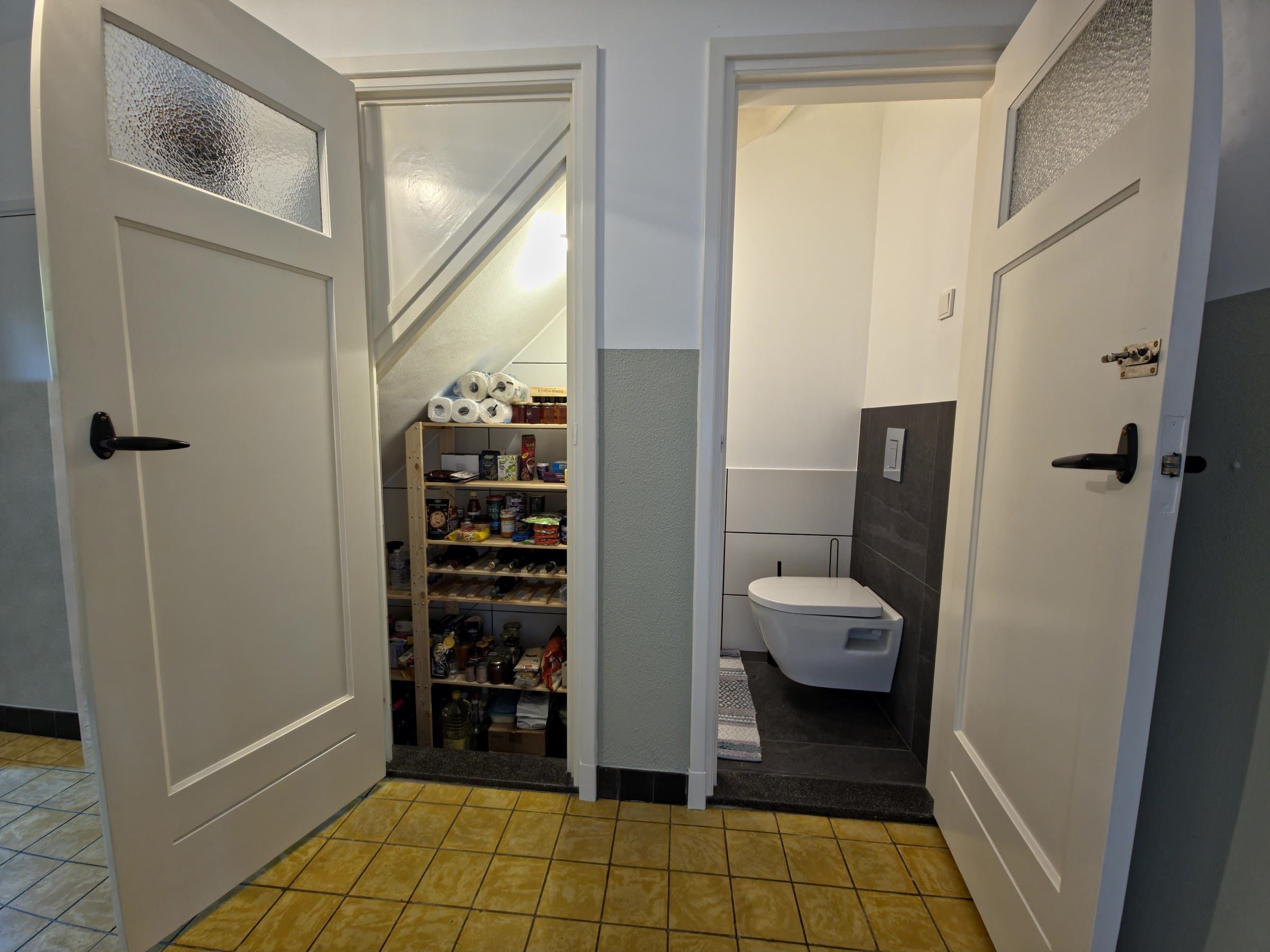 Praktische provisiekelder onder de trap, direct naast het toilet