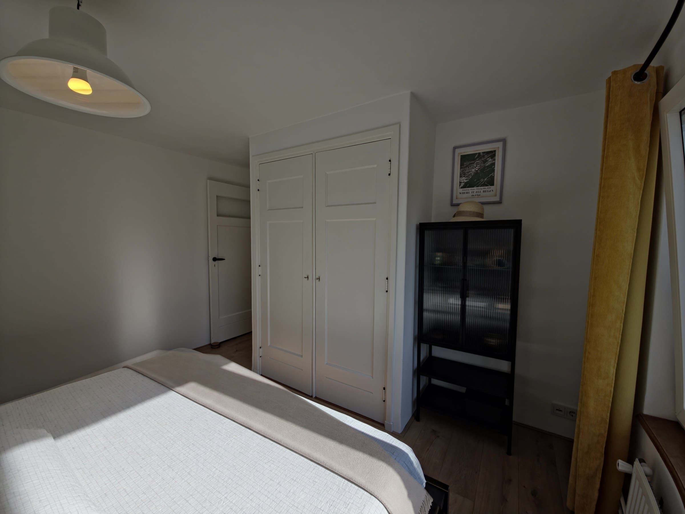 Slaapkamer 1 met vaste kasten