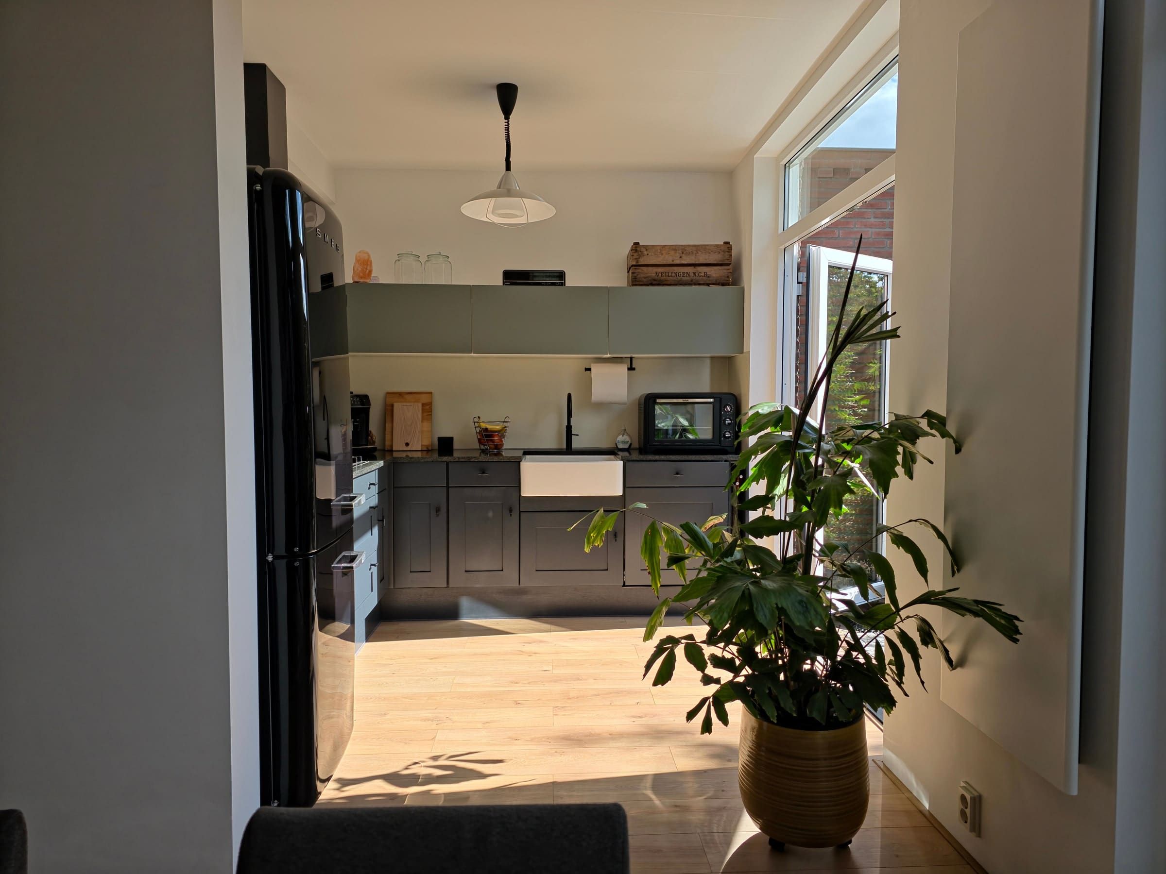 Doorkijk vanuit de eetkamer naar de open keuken