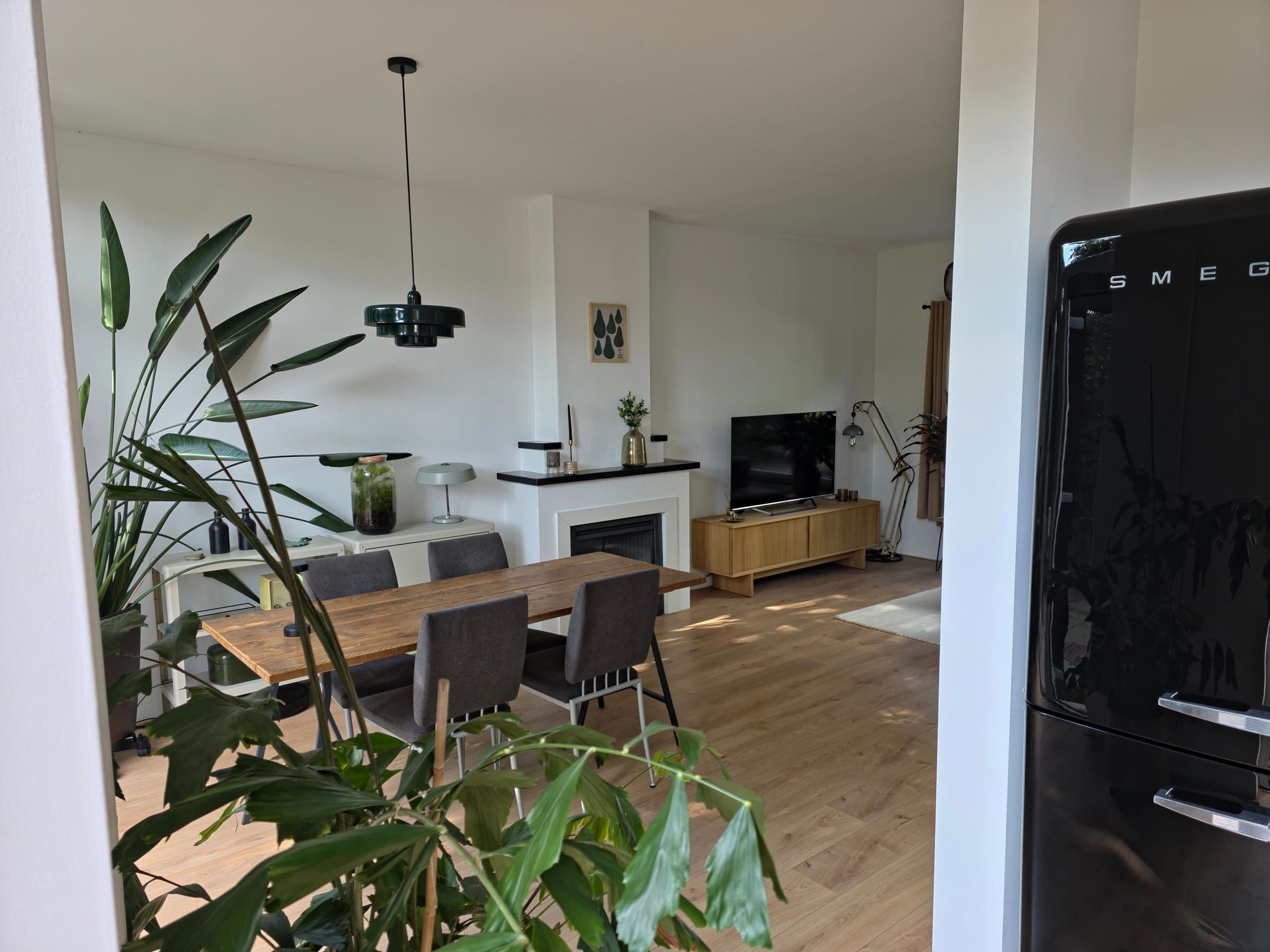 Open zicht vanuit de keuken naar de eet- en woonkamer