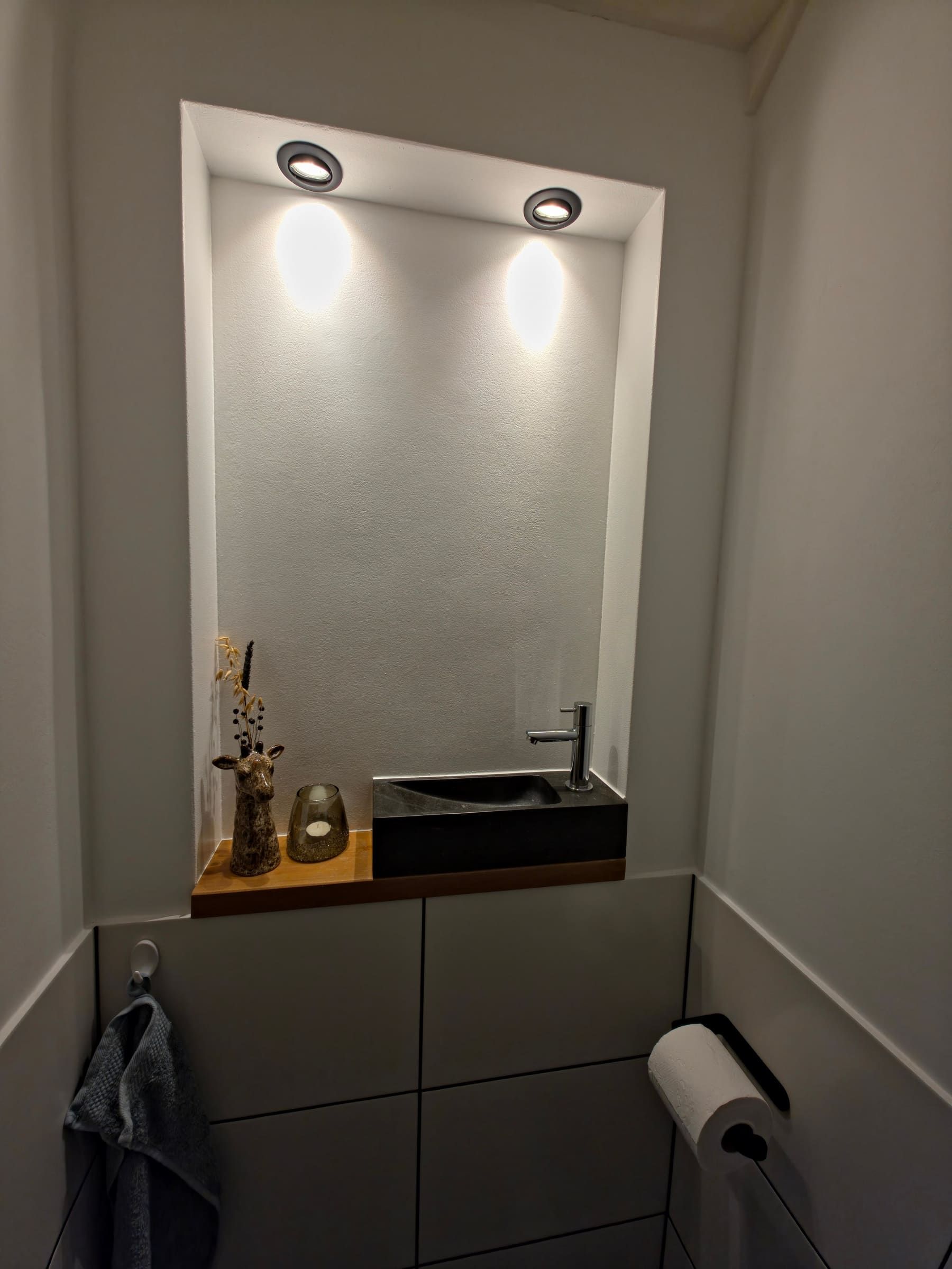 Compact separaat toilet met verlichte nis en fonteintje