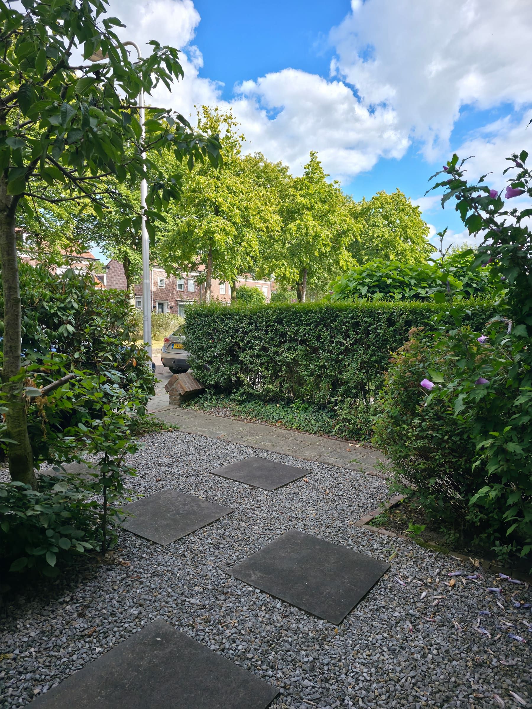 Groene voortuin en het pad naar de voordeur