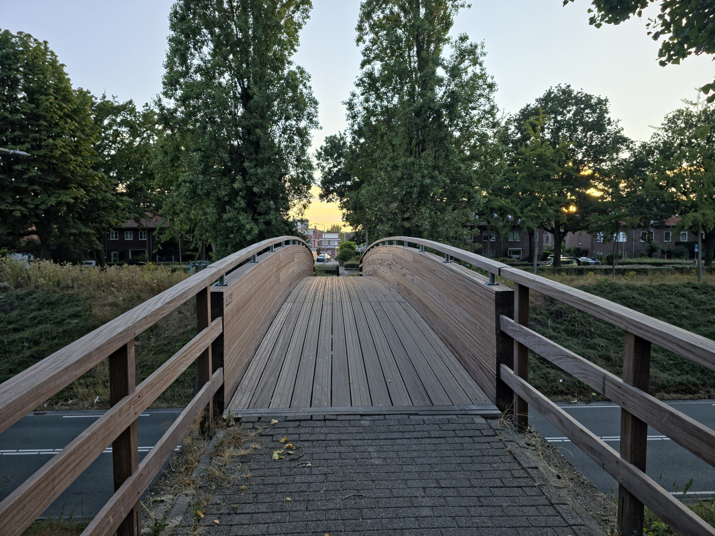 Houten fiets- en wandelbrug in het groene netwerk rond de wijk