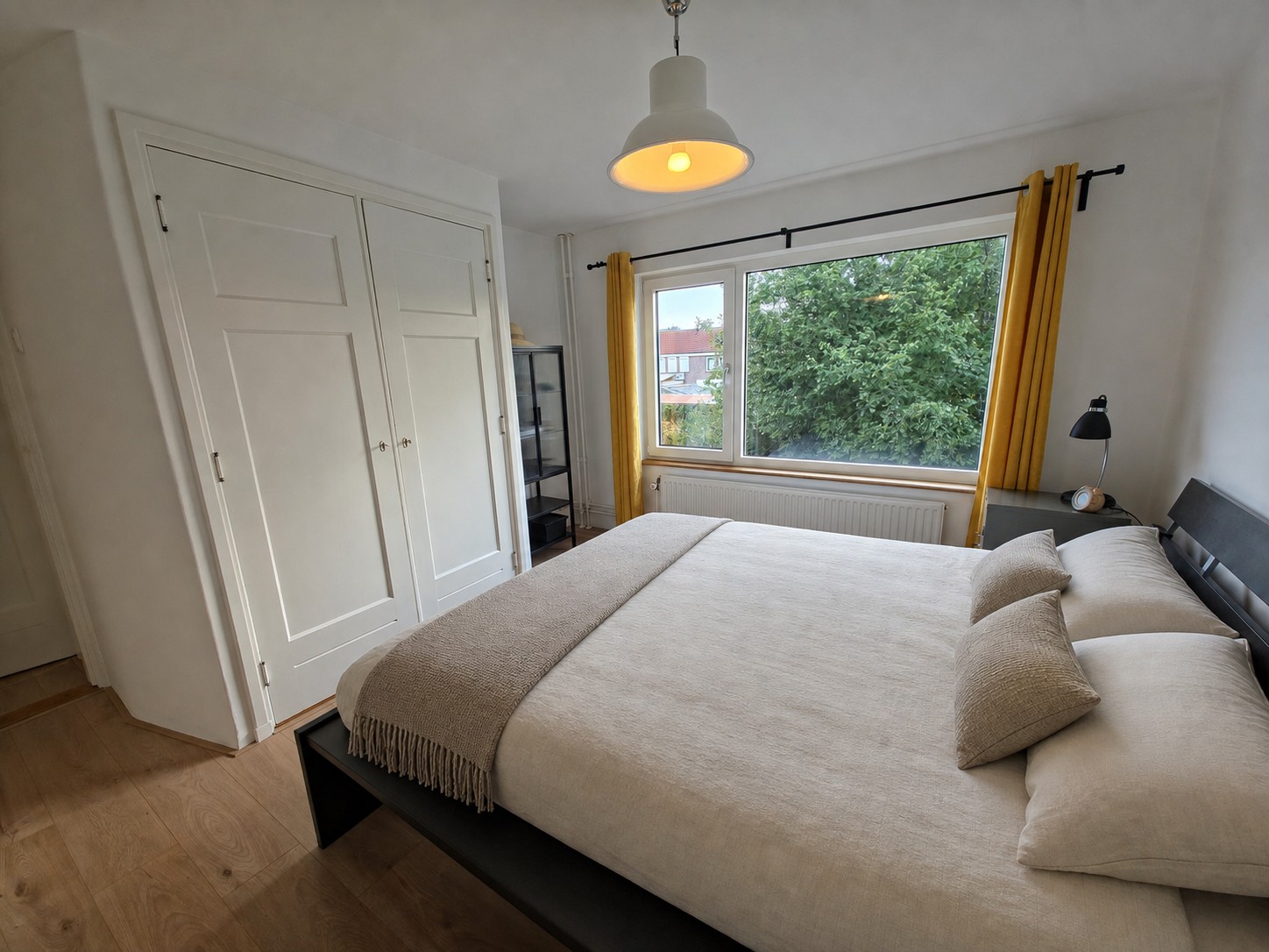 AI-impressie: slaapkamer 1 met rustig opgemaakt bed in neutrale tinten