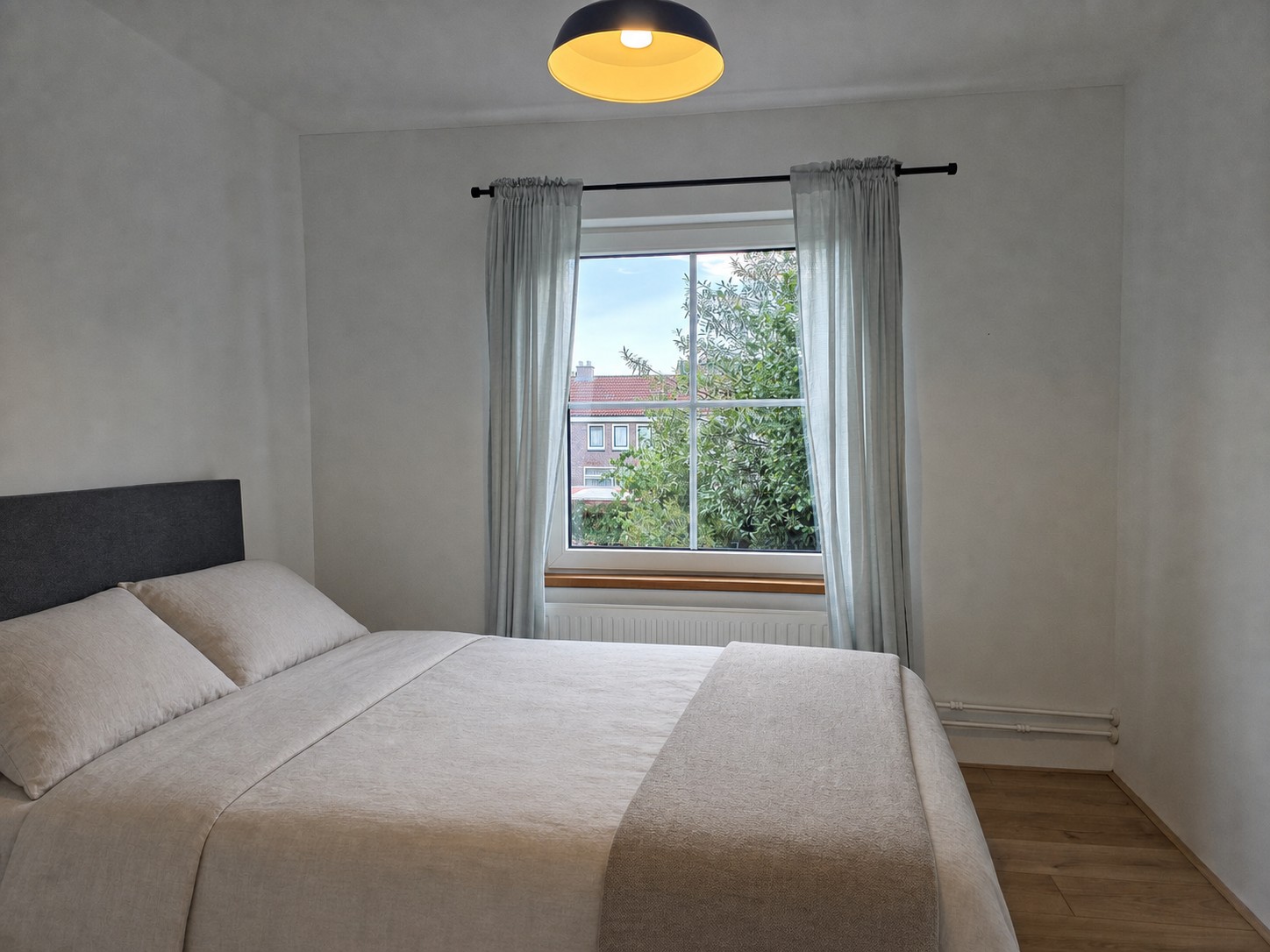 AI-impressie: slaapkamer 3 met verzorgd opgemaakt bed in lichte tinten