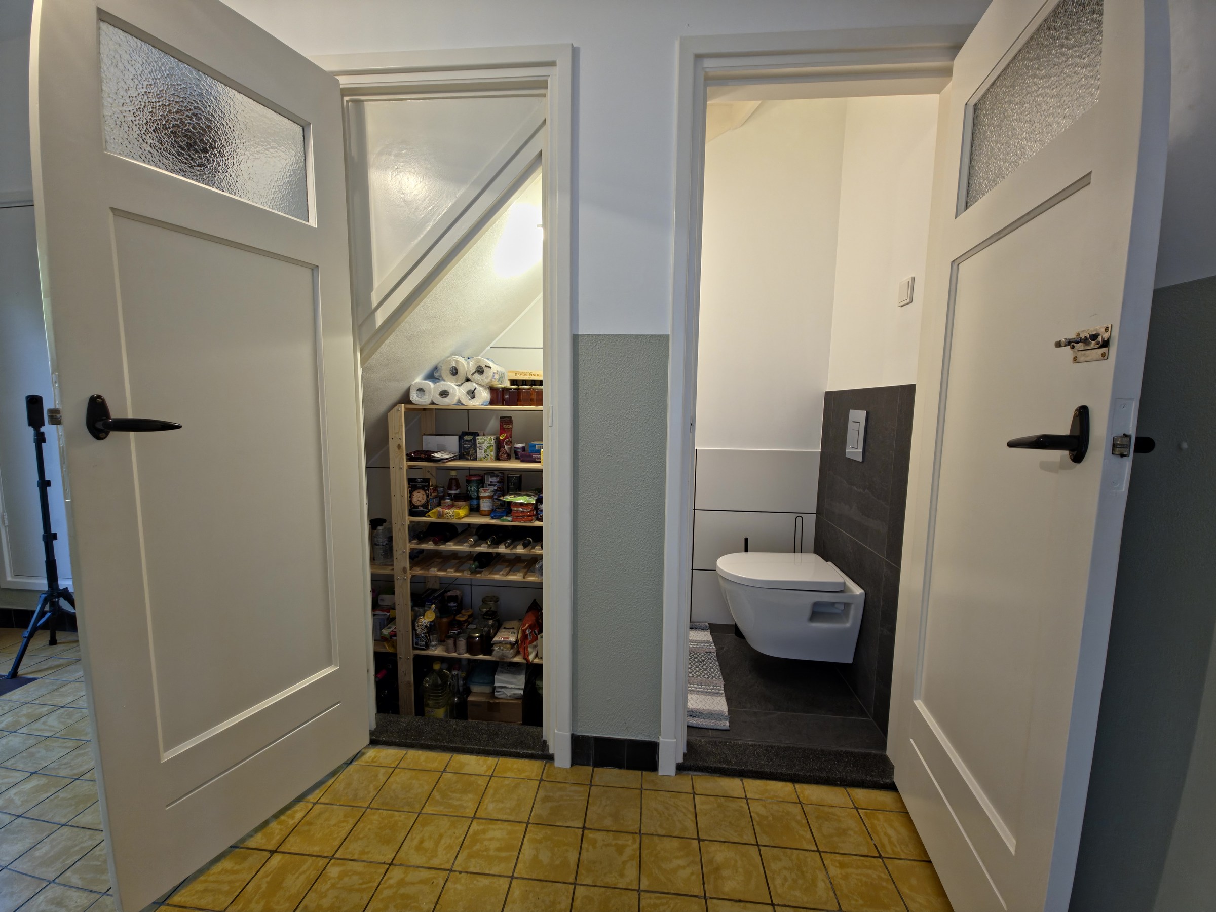 Praktische provisiekelder onder de trap, direct naast het toilet