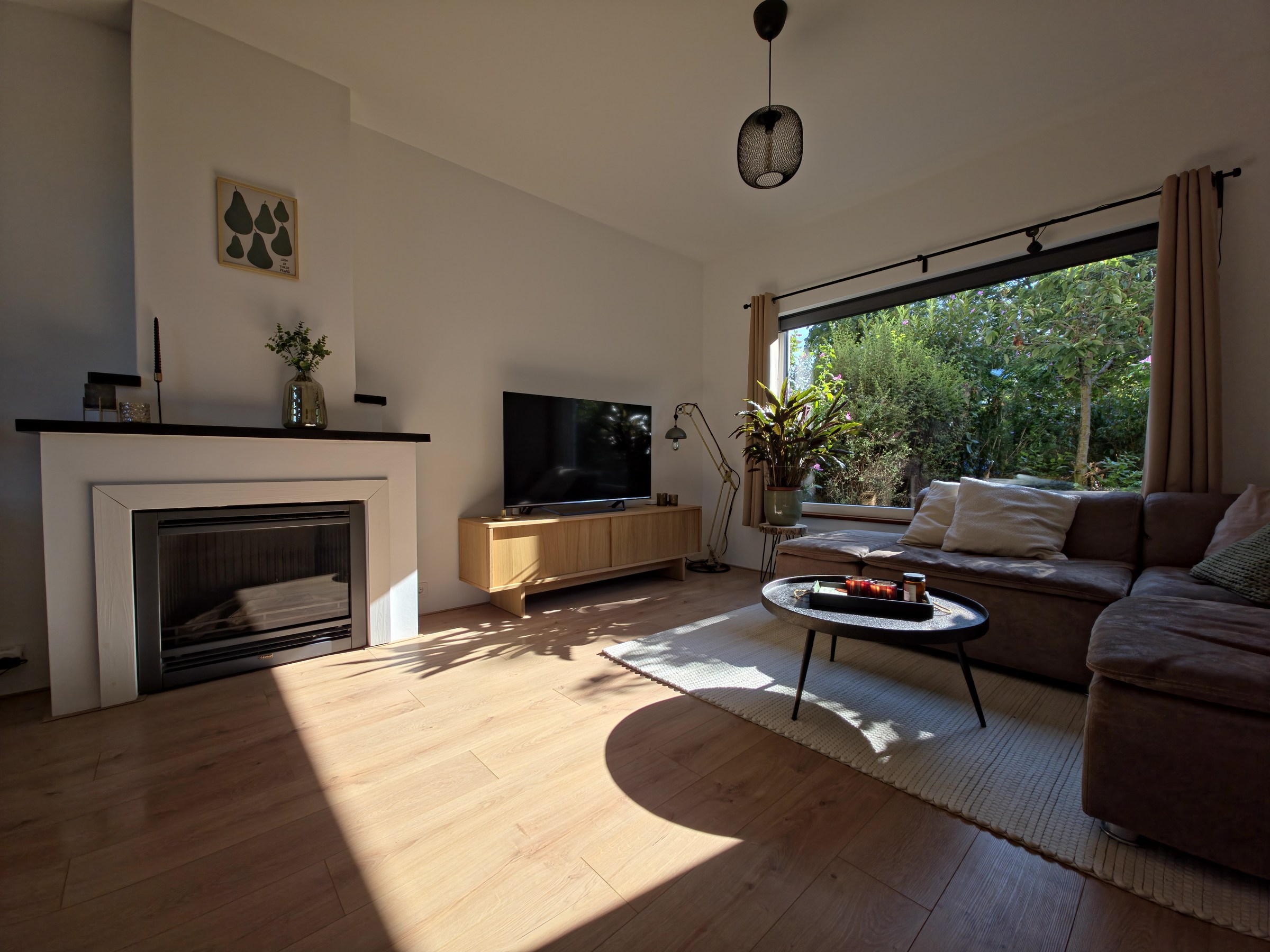 Woonkamer met de haard als warm middelpunt