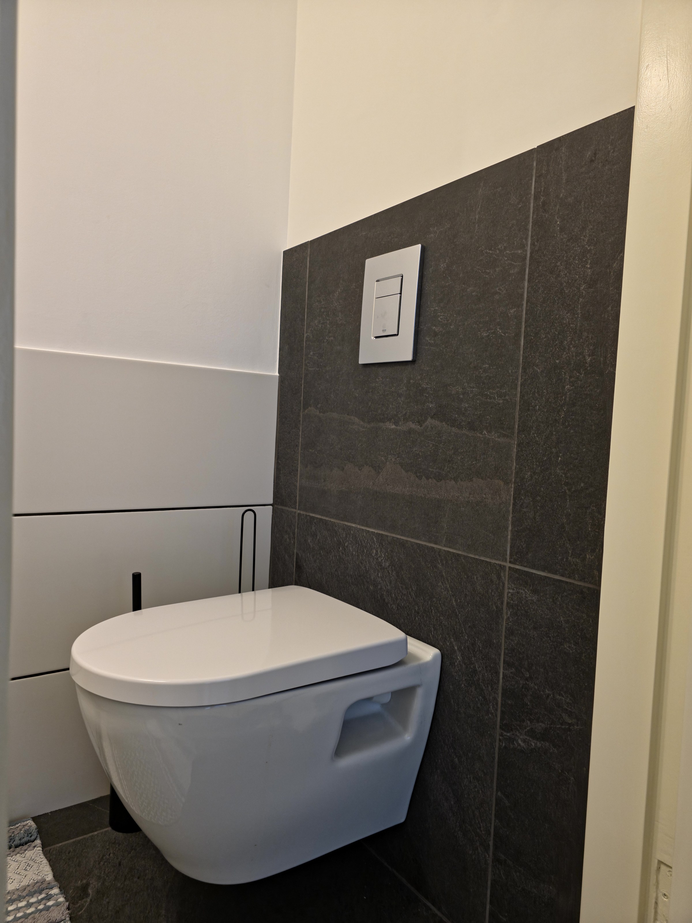 Verzorgd separaat toilet met een rustige moderne afwerking